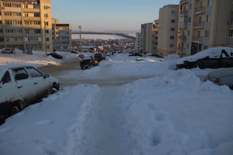 В Саратове граждане рискуют жизнью на обледеневших тротуарах