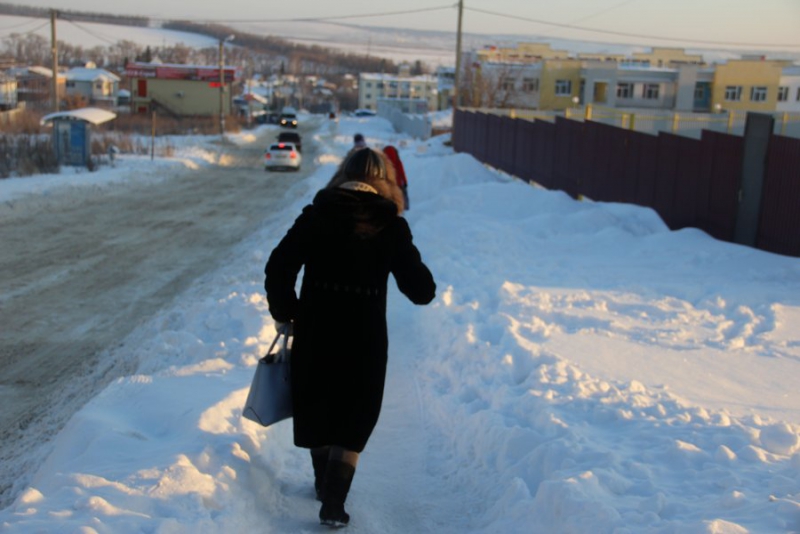В Саратове граждане рискуют жизнью на обледеневших тротуарах