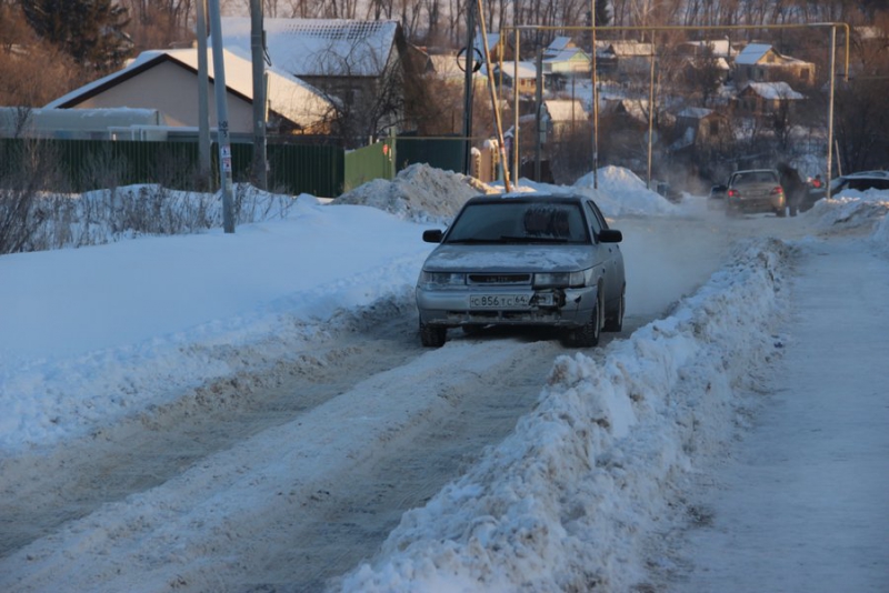 В Саратове граждане рискуют жизнью на обледеневших тротуарах