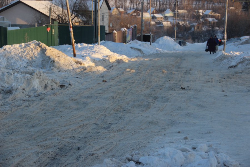 В Саратове граждане рискуют жизнью на обледеневших тротуарах