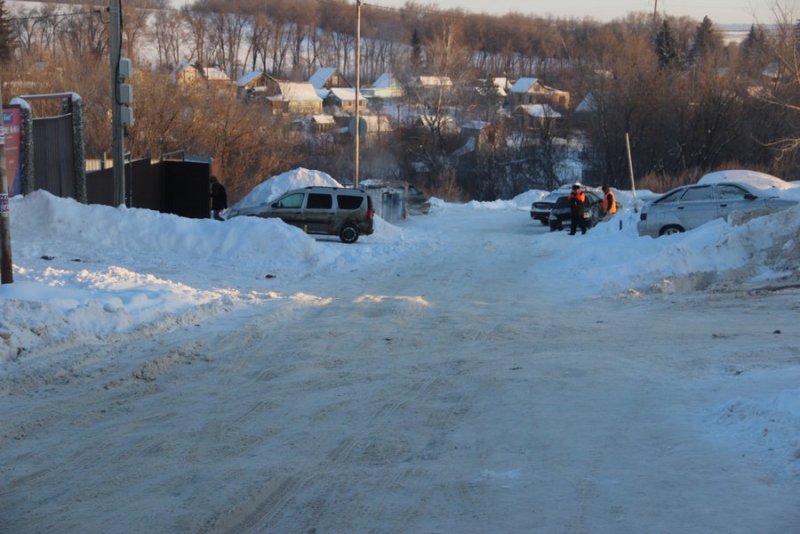 В Саратове граждане рискуют жизнью на обледеневших тротуарах