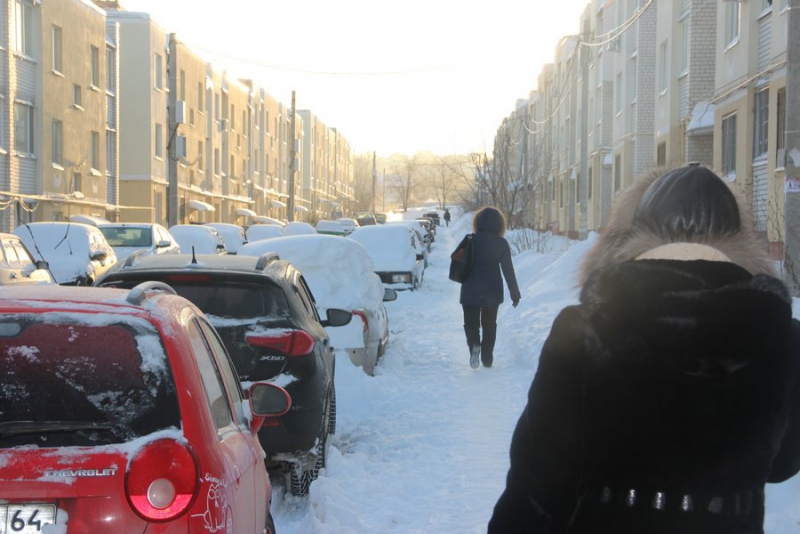 В Саратове граждане рискуют жизнью на обледеневших тротуарах