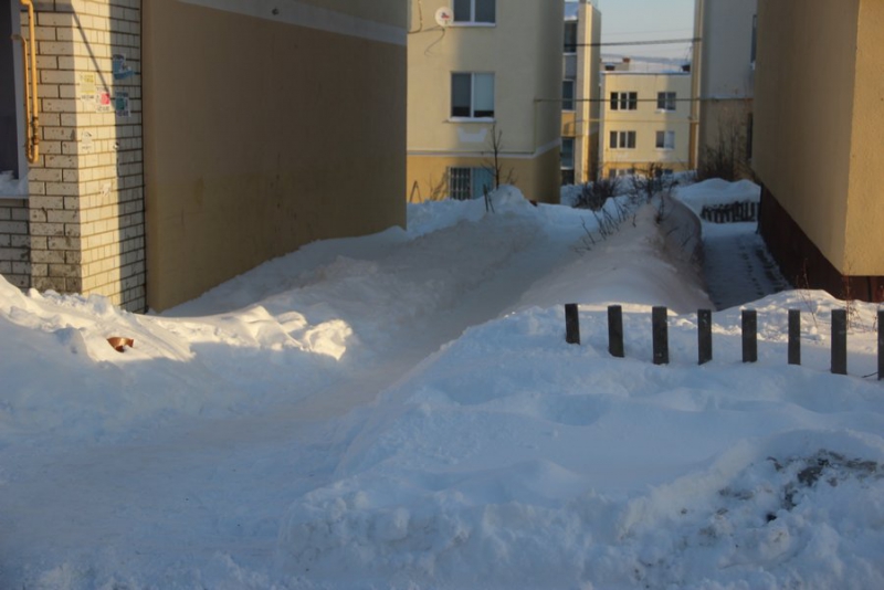 В Саратове граждане рискуют жизнью на обледеневших тротуарах