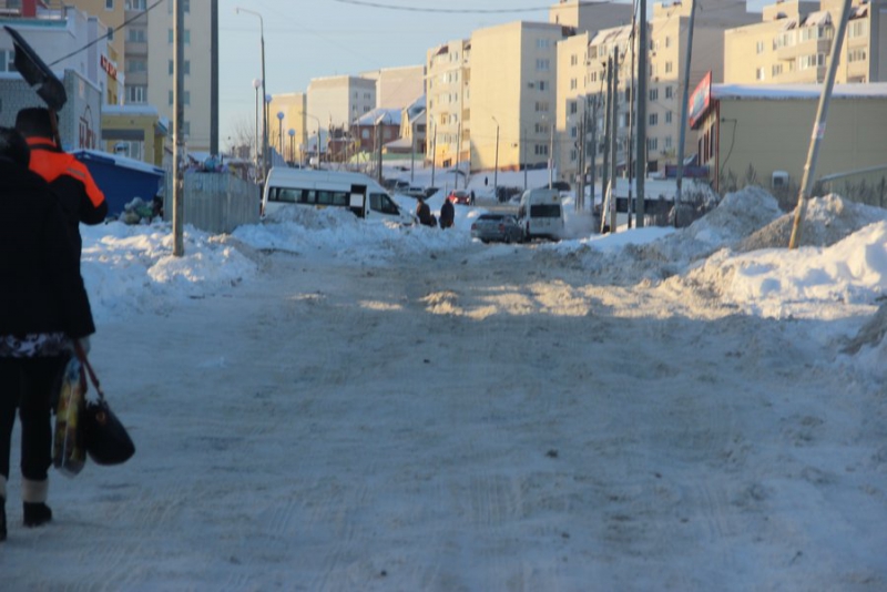 В Саратове граждане рискуют жизнью на обледеневших тротуарах