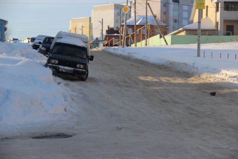В Саратове граждане рискуют жизнью на обледеневших тротуарах