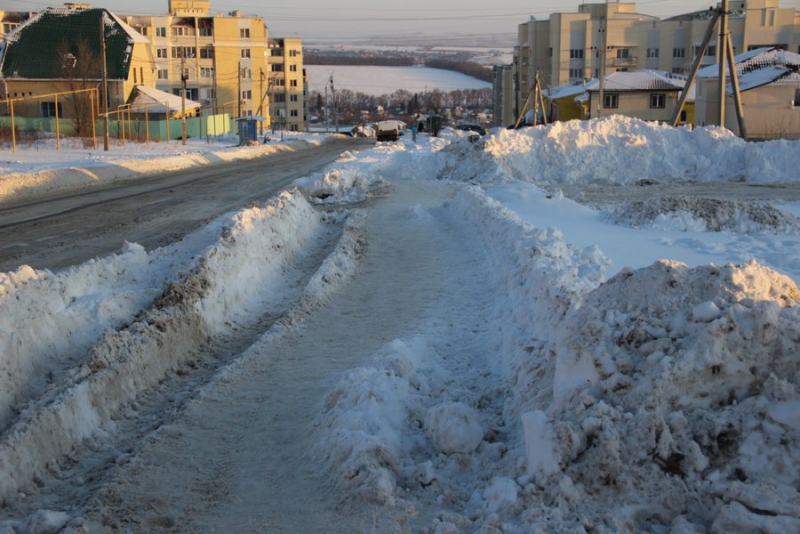В Саратове граждане рискуют жизнью на обледеневших тротуарах