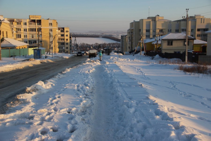 В Саратове граждане рискуют жизнью на обледеневших тротуарах