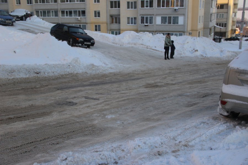В Саратове граждане рискуют жизнью на обледеневших тротуарах