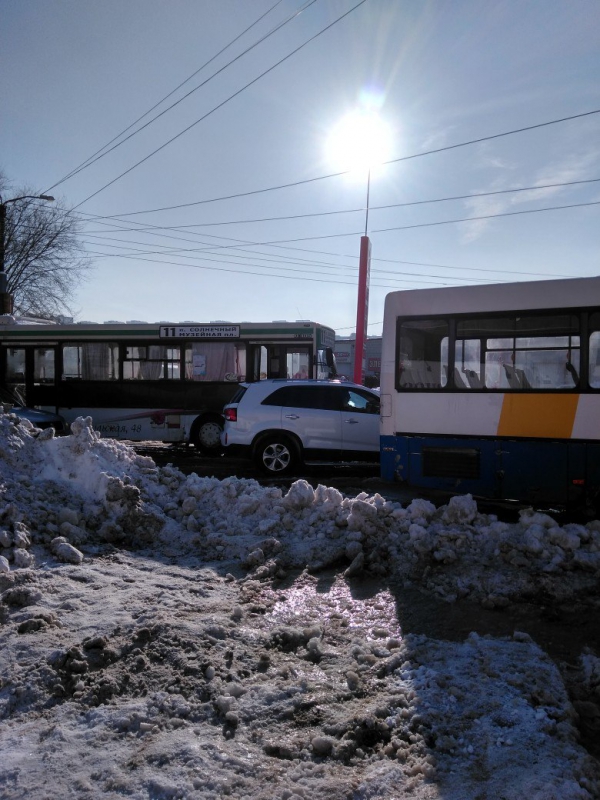 На Тархова пешеходы толкали застрявший автобус