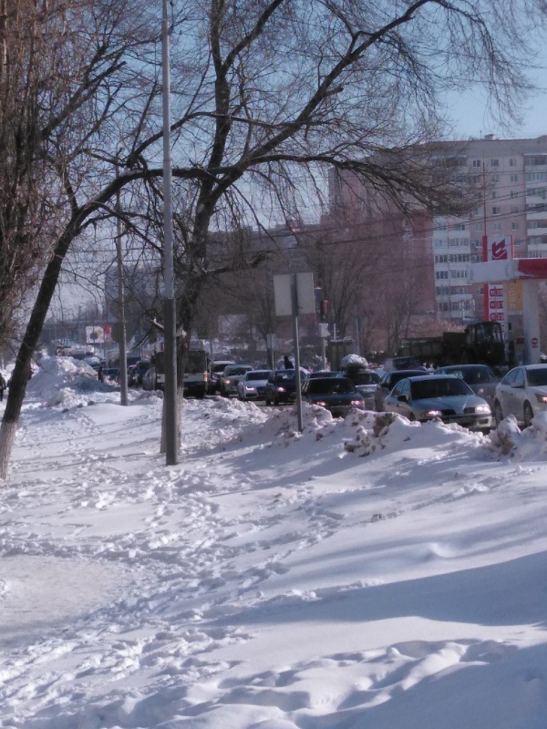 На Тархова пешеходы толкали застрявший автобус