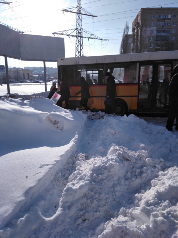 На Тархова пешеходы толкали застрявший автобус