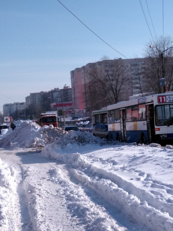 На Тархова пешеходы толкали застрявший автобус