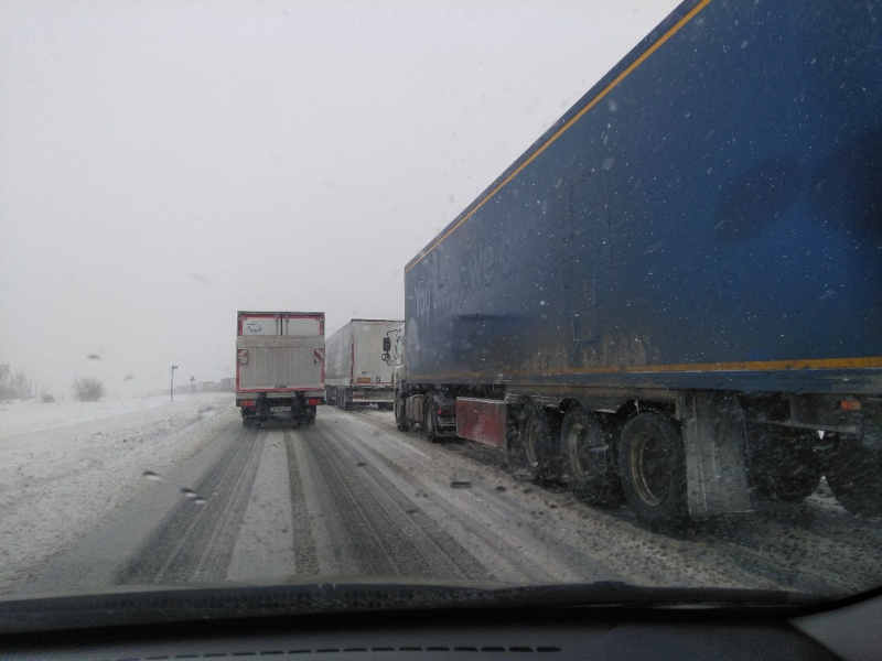 В Саратовской области большегрузы встали в километровые пробки