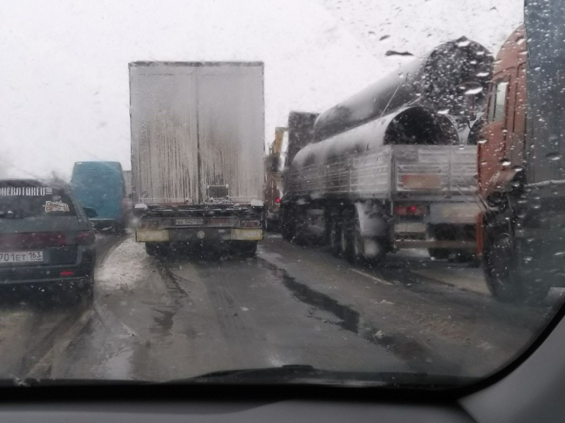 В Саратовской области большегрузы встали в километровые пробки