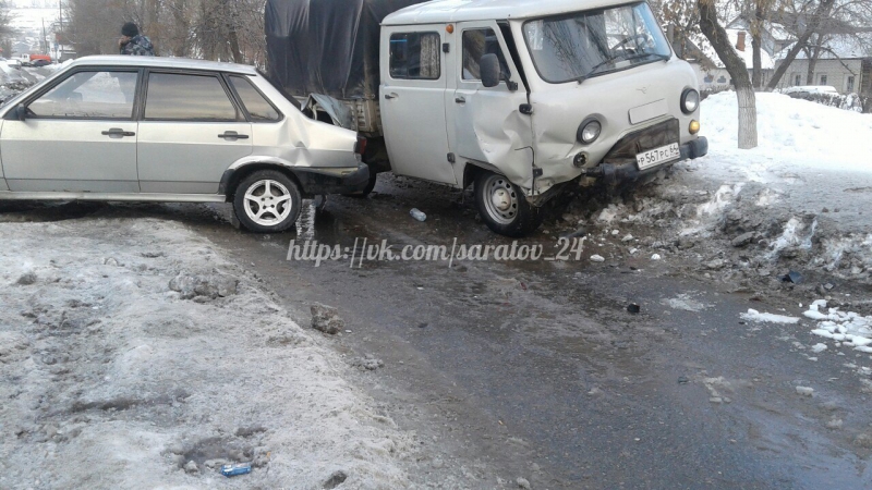 Столкнувшиеся «ВАЗ» и «УАЗ» заблокировали проезд по Рахова