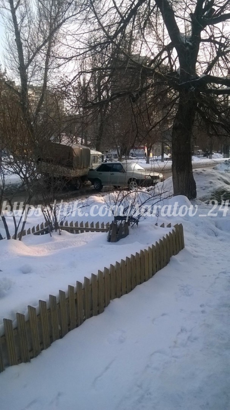 Столкнувшиеся «ВАЗ» и «УАЗ» заблокировали проезд по Рахова