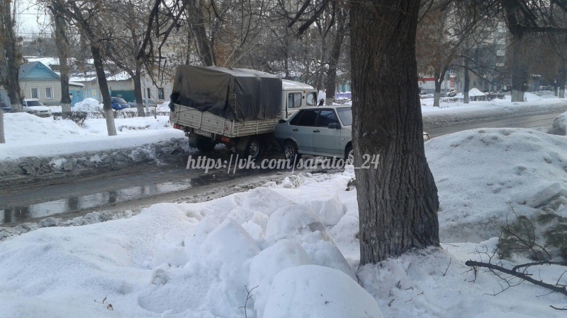 Столкнувшиеся «ВАЗ» и «УАЗ» заблокировали проезд по Рахова