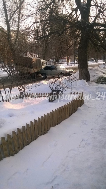 Столкнувшиеся «ВАЗ» и «УАЗ» заблокировали проезд по Рахова