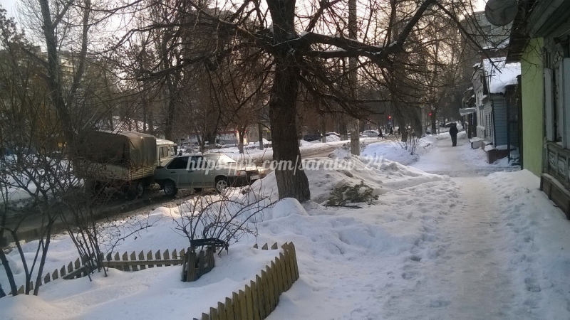 Столкнувшиеся «ВАЗ» и «УАЗ» заблокировали проезд по Рахова