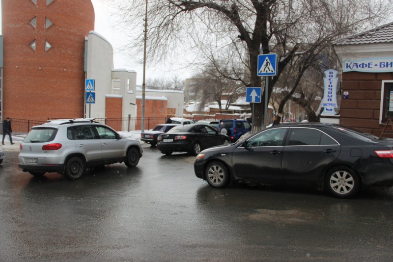 В центре Саратова столкнувшиеся кроссовер и «Жигули» создали затор