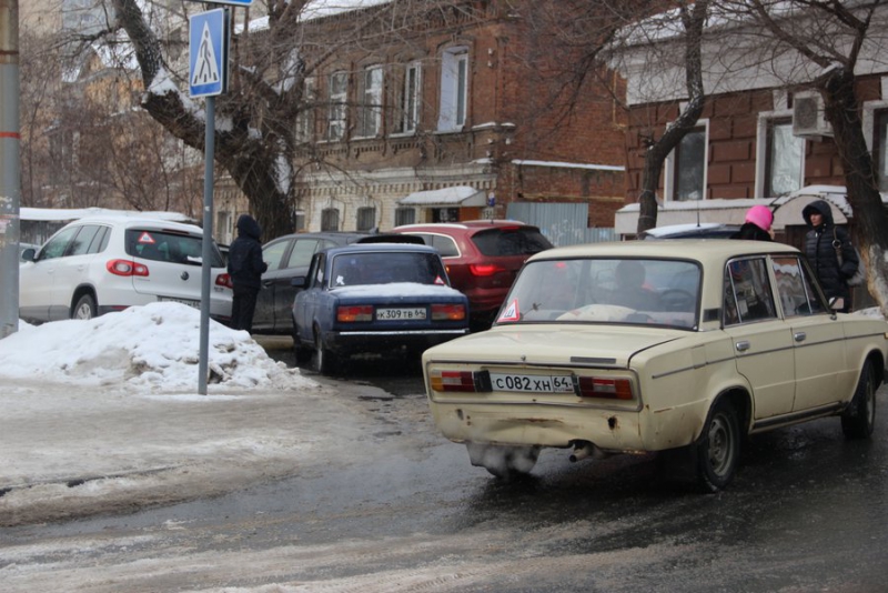 В центре Саратова столкнувшиеся кроссовер и «Жигули» создали затор