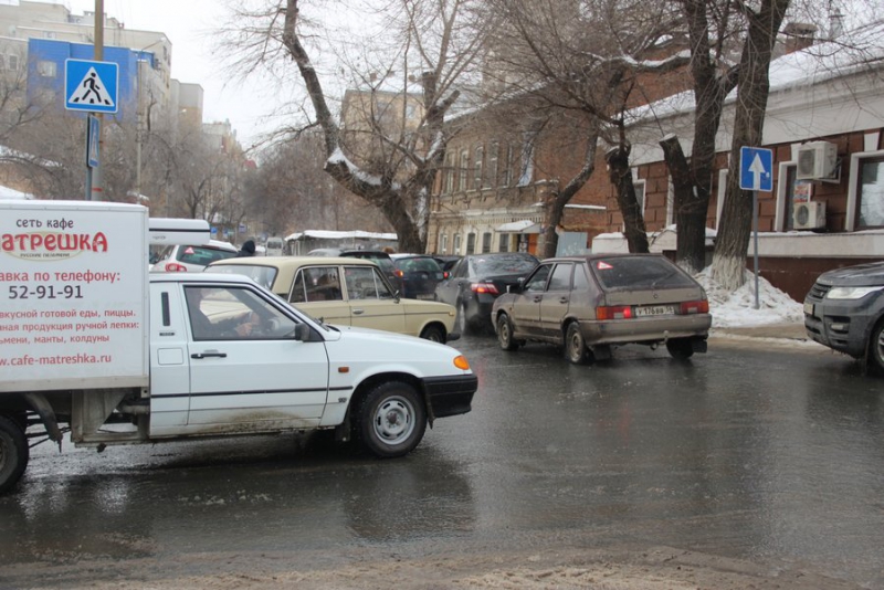 В центре Саратова столкнувшиеся кроссовер и «Жигули» создали затор