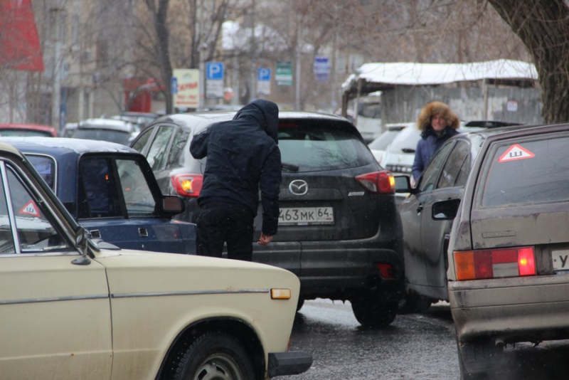 В центре Саратова столкнувшиеся кроссовер и «Жигули» создали затор