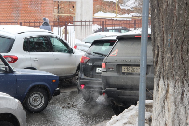 В центре Саратова столкнувшиеся кроссовер и «Жигули» создали затор