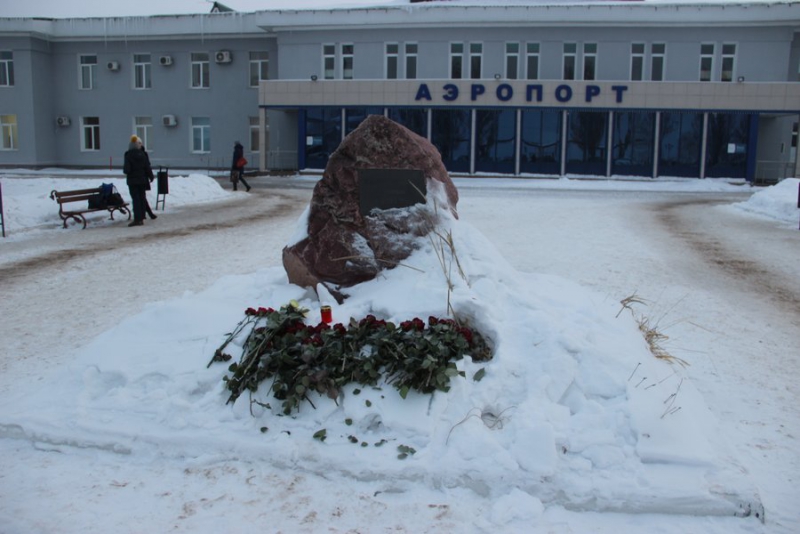 Саратовцы несут цветы к аэропорту в память о жертвах авиакатастрофы