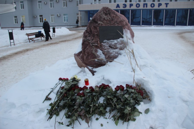 Саратовцы несут цветы к аэропорту в память о жертвах авиакатастрофы