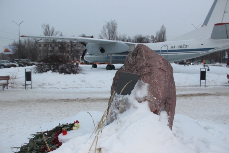 Саратовцы несут цветы к аэропорту в память о жертвах авиакатастрофы