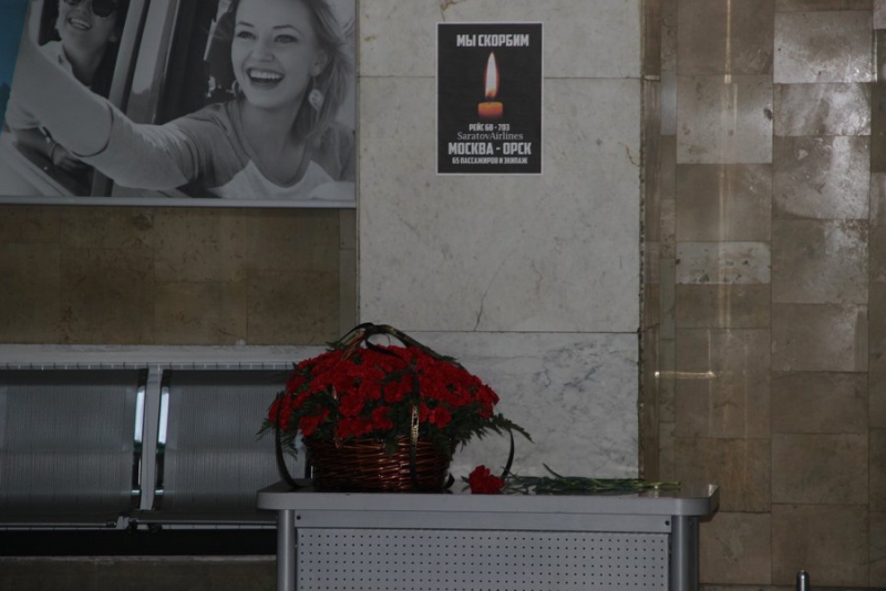 Саратовцы несут цветы к аэропорту в память о жертвах авиакатастрофы