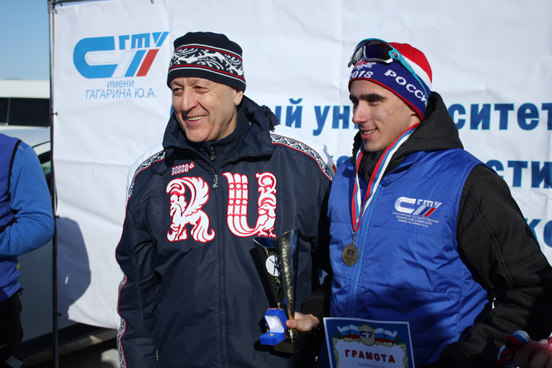 Валерий Радаев наградил студентов и сотрудников СГТУ на «Лыжне России»