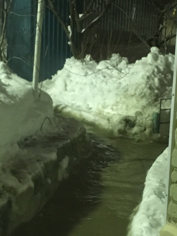 Очевидец: В поселке Северный вода заливает частные дома