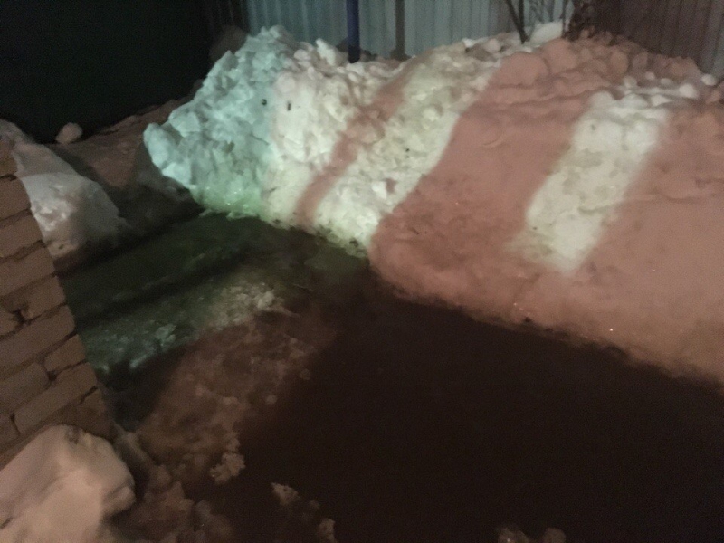 Очевидец: В поселке Северный вода заливает частные дома