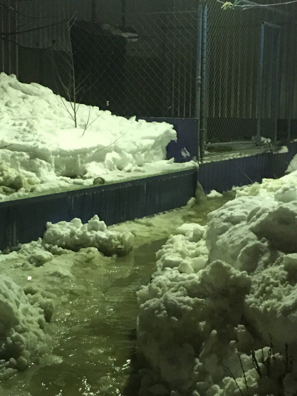 Очевидец: В поселке Северный вода заливает частные дома