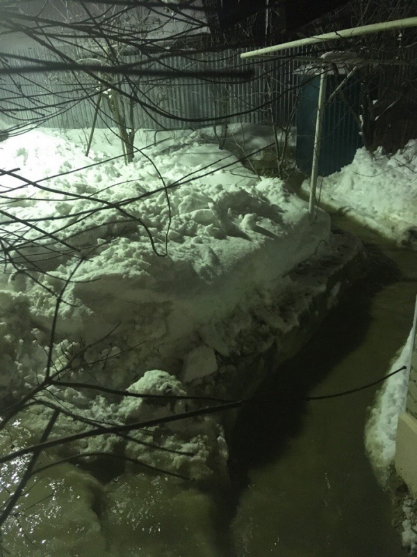 Очевидец: В поселке Северный вода заливает частные дома