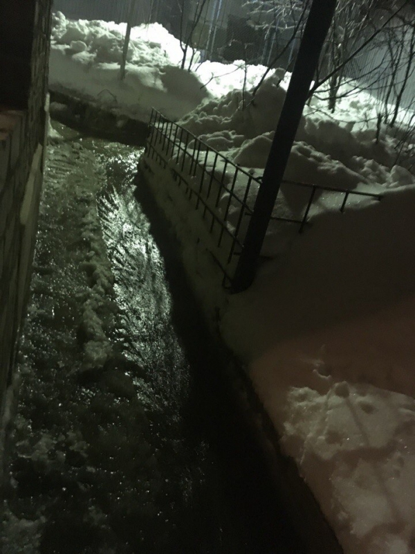 Очевидец: В поселке Северный вода заливает частные дома