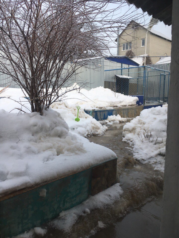 Очевидец: В поселке Северный вода заливает частные дома