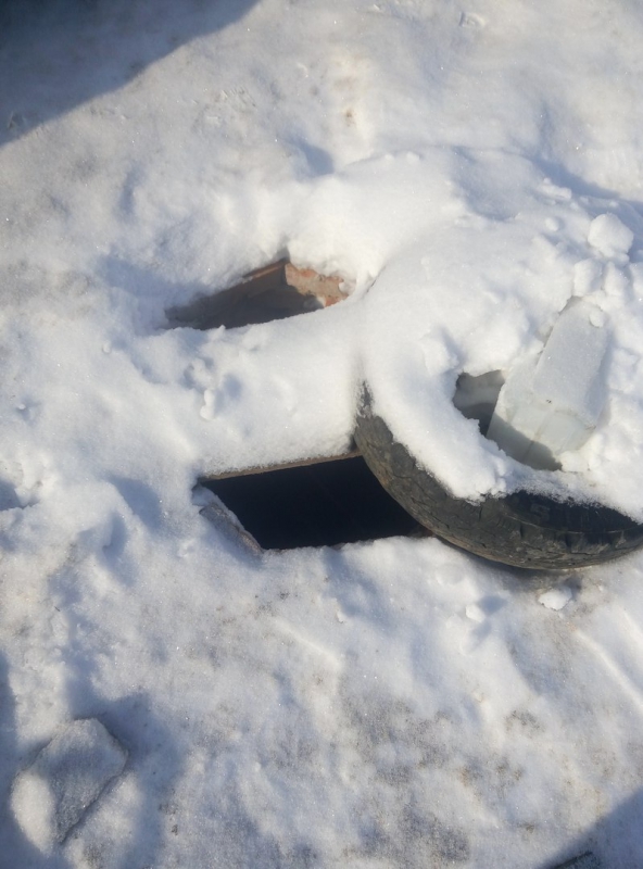 Житель Саратова обнаружил открытый колодец возле детской площадки