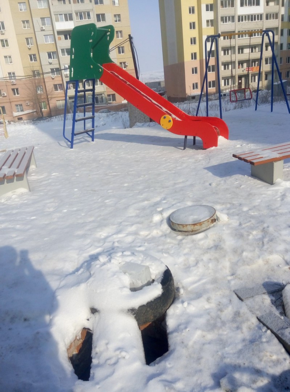 Житель Саратова обнаружил открытый колодец возле детской площадки