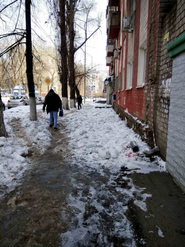 Очевидец рассказал о «звериных тропах» среди ледяных глыб в центре Саратова