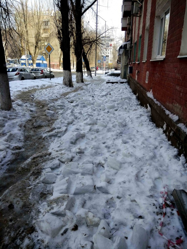 Очевидец рассказал о «звериных тропах» среди ледяных глыб в центре Саратова