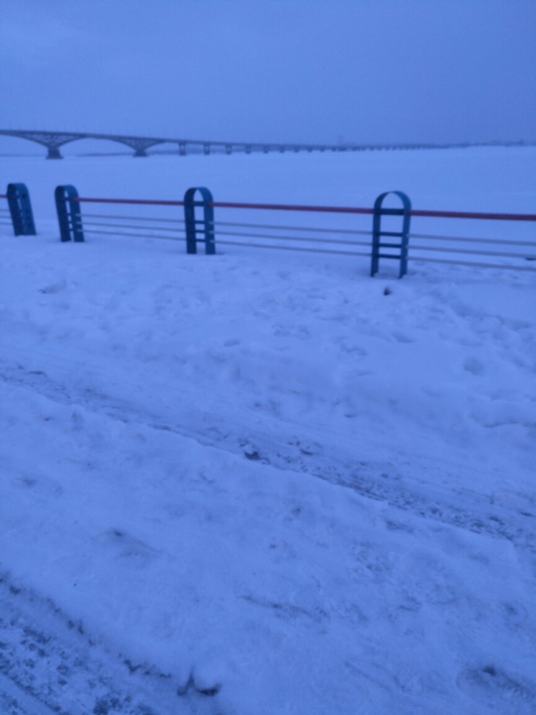 Очевидец рассказал о «звериных тропах» среди ледяных глыб в центре Саратова