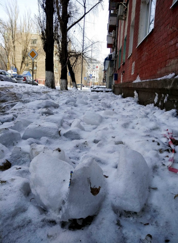 Очевидец рассказал о «звериных тропах» среди ледяных глыб в центре Саратова