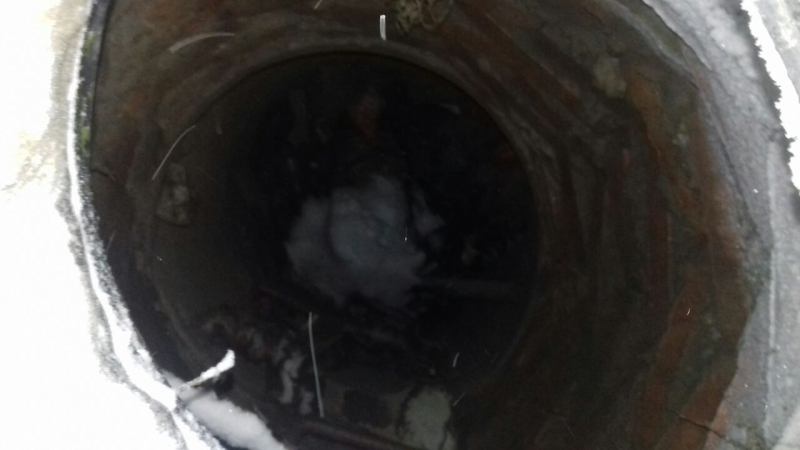 В Саратове обнаружили незаметные под снегом открытые колодцы