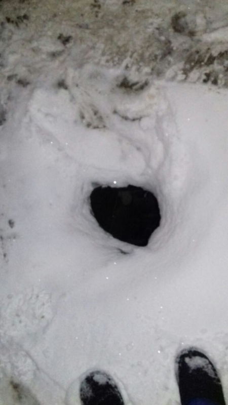 В Саратове обнаружили незаметные под снегом открытые колодцы