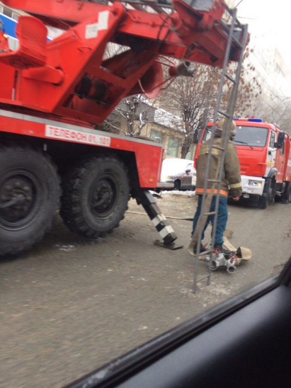 В центре Саратова горит многоэтажный дом