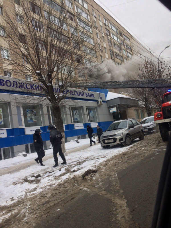 В центре Саратова горит многоэтажный дом