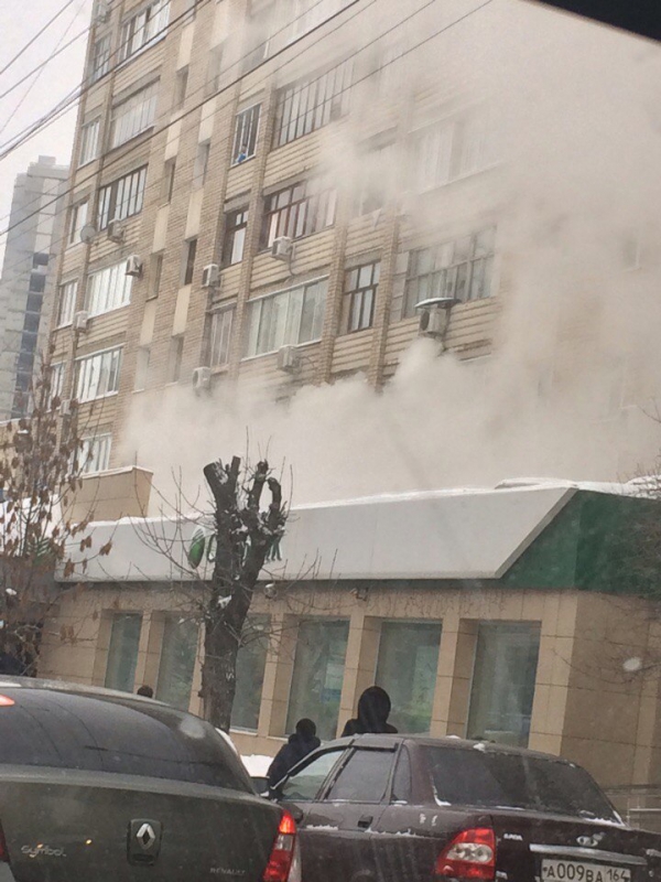 В центре Саратова горит многоэтажный дом